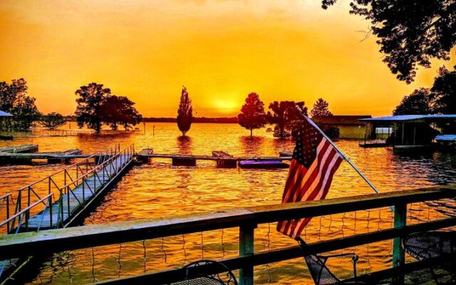 This Waterfront Oklahoma Bar and Grill Draws Nightly Crowds for Its Laid-Back Vibe, Live Music, and Grand Lake Sunsets