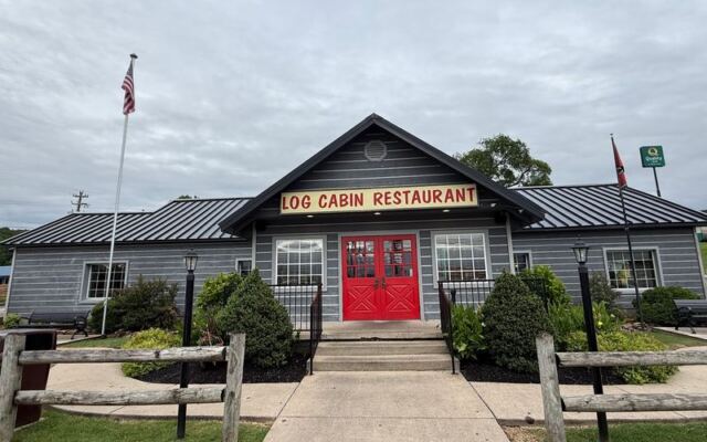 This Tennessee Roadside Cabin Is Worth the Detour for Its Rare Fried Chicken Livers Alone