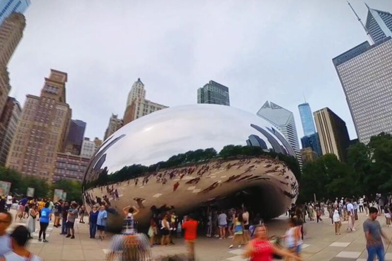 This Chicago Sculpture Weighs 110 Tons and Mirrors the Skyline Like Liquid Metal