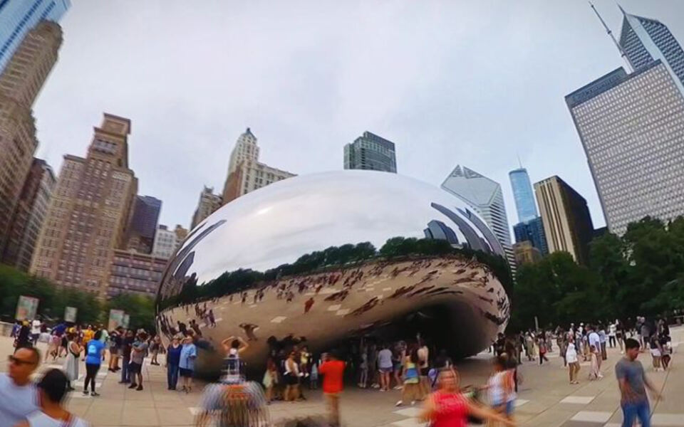 This Chicago Sculpture Weighs 110 Tons and Mirrors the Skyline Like Liquid Metal