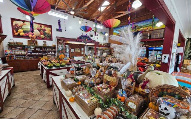 This Family-Run California Fruit Barn Wins Over Food Lovers With Fresh Produce, Pies, And Farm-Fresh Nuts