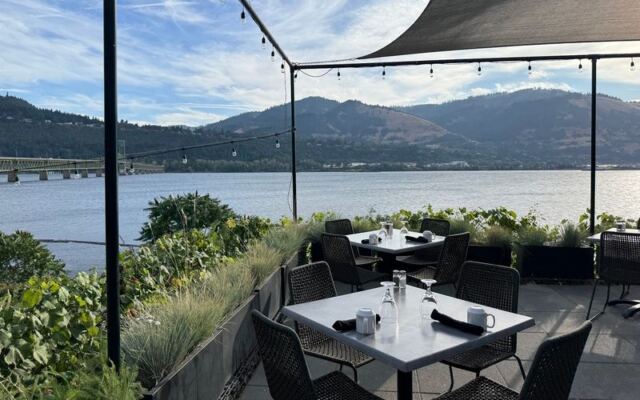 This Oregon Riverfront Restaurant Serves Italian Comfort Food With Columbia River Views