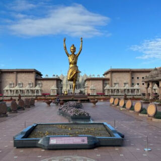 New Jersey Is Home to a Hand-Carved Marble Temple With Fountains and a Massive Golden Statue