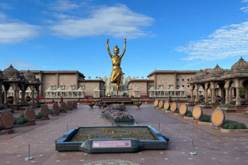 New Jersey Is Home to a Hand-Carved Marble Temple With Fountains and a Massive Golden Statue