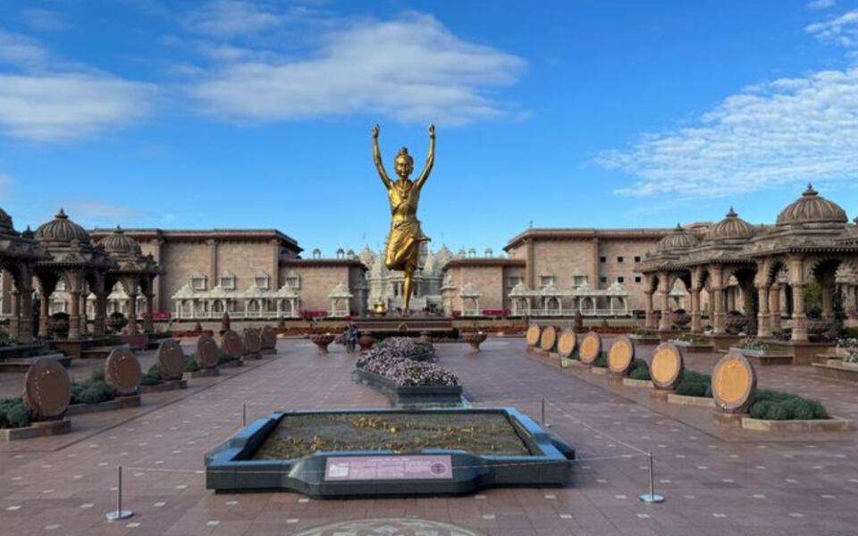 New Jersey Is Home to a Hand-Carved Marble Temple With Fountains and a Massive Golden Statue