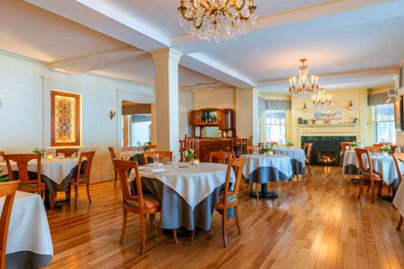 This Jackson, New Hampshire, Dining Room Feels Like a Grand White Mountains Escape From Another Era