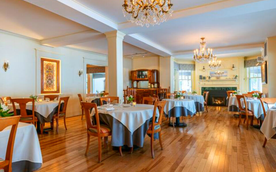 This Jackson, New Hampshire, Dining Room Feels Like a Grand White Mountains Escape From Another Era