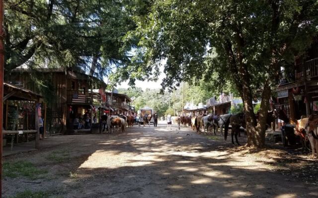 This Charming North Carolina Town Runs On Hoofbeats Because Cars Are Totally Banned