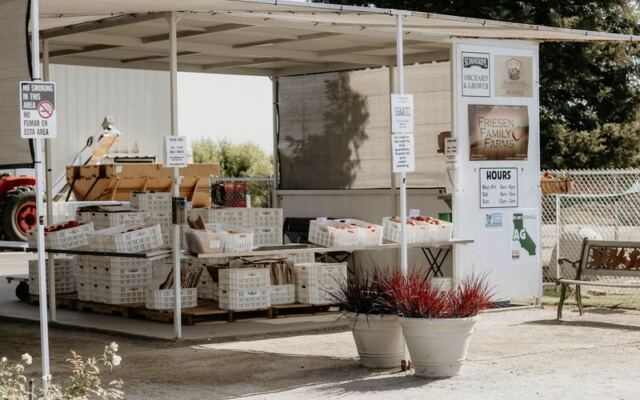 This Family-Run California Farm Stand Wins Over Food Lovers With Just-Picked Peaches And San Joaquin Valley Stone Fruit