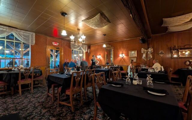 This Old-School Ohio Italian Spot Still Packs Its Dining Rooms Night After Night (And You’ll Get Why)