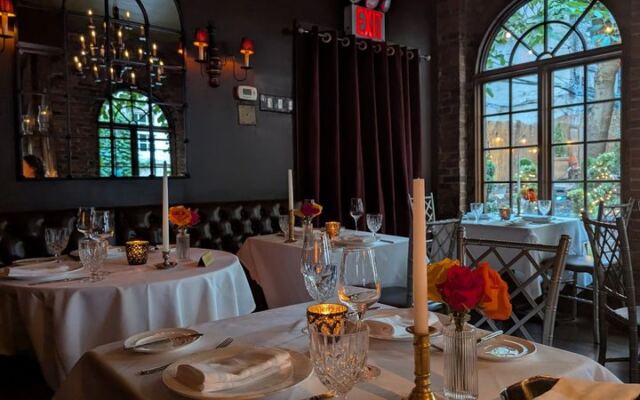 This New York Restaurant Hides Down A Cobblestone Street For The Most Romantic Night You’ll Remember