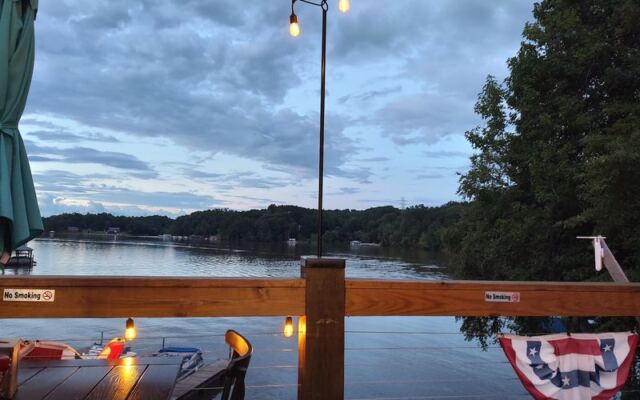 This Laid-Back North Carolina Lakeside Grill Serves Live Music, Cold Drinks, And Boats Drifting By The Deck