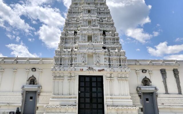 This Massachusetts Hindu Temple Hides a Stunning South Indian Gopuram Most Locals Never Expect to Find So Close to Home