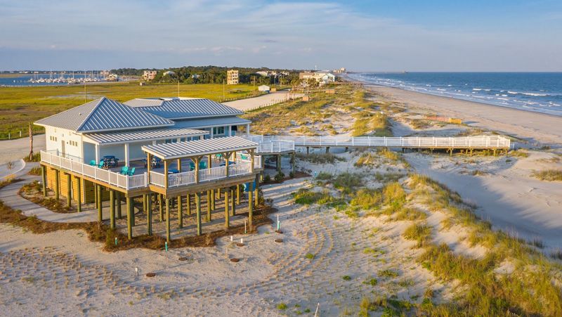 This Family-Friendly South Carolina Beach Park Has Lifeguards, Changing Rooms, And A Clean Sandy Shore