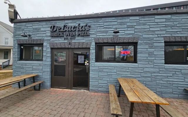 People Squeeze Into This Tiny New Jersey Pizza Joint Because The Slice Makes It Worth It