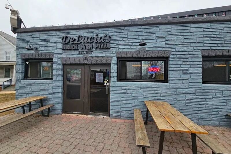 People Squeeze Into This Tiny New Jersey Pizza Joint Because The Slice Makes It Worth It
