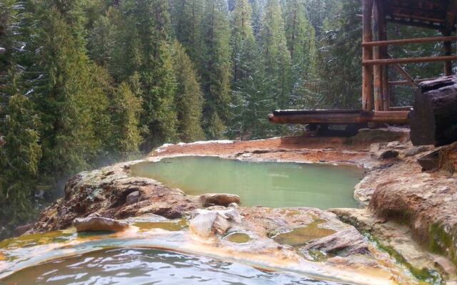 You Can Soak In 110-Degree Oregon Water While Snow Drifts Down Around Your Shoulders
