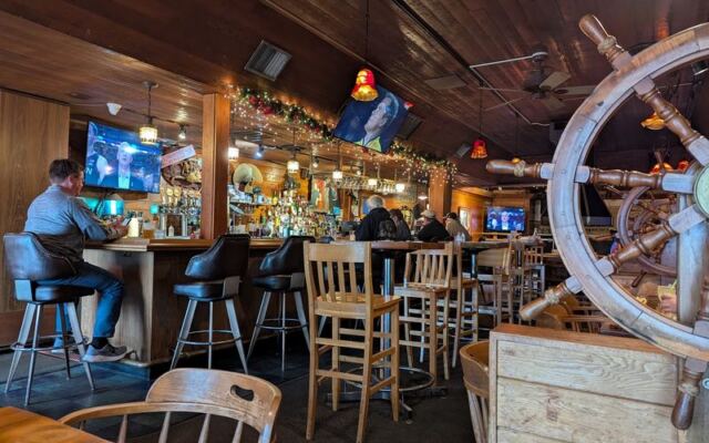 This Oregon Coast Seafood Joint Fills Up at Night for Its Live Music, Old-School Charm, and Buttery Clam Chowder