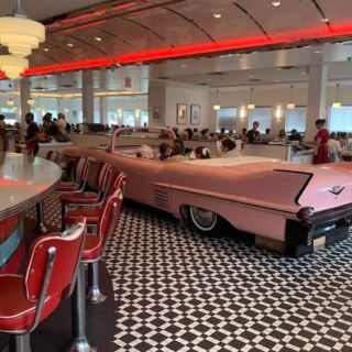 This ’50s-Themed Tennessee Diner Seats You Inside Vintage Cars, Complete With a Jukebox and Newspaper Menus