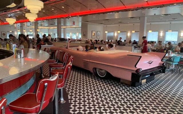 This ’50s-Themed Tennessee Diner Seats You Inside Vintage Cars, Complete With a Jukebox and Newspaper Menus