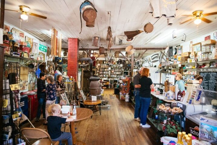 This Tennessee General Store Has Served Fried Bologna and Homemade Pie Since the 1920s