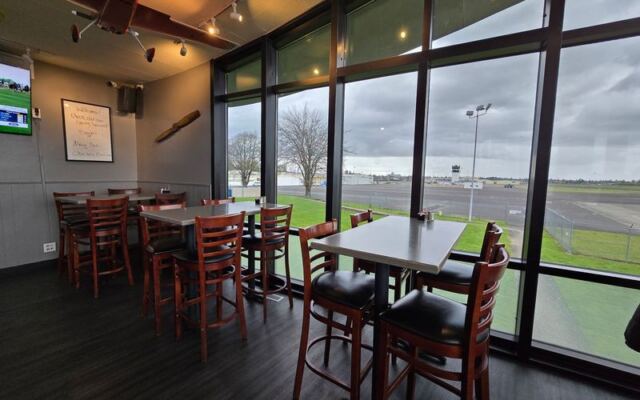 This Oregon Airport Diner Serves A $10 Breakfast While Small Planes Land 20 Feet From Your Window