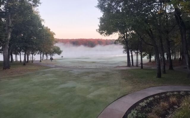 This Oklahoma Golf Club Pairs a Meticulous Course With a Clubhouse Bar Overlooking the Lake