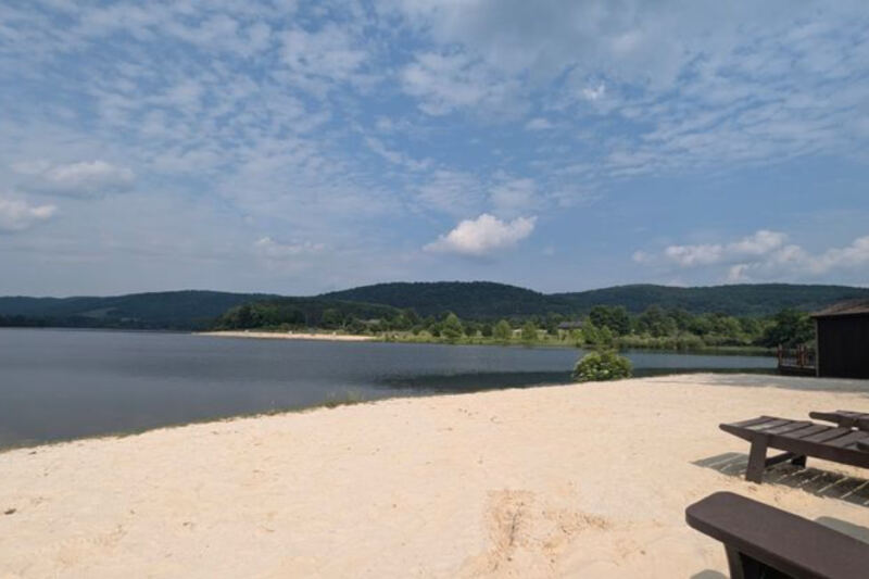 Maryland’s Mountain Lake Beach Wraps First-Time Visitors in Peaceful Views and Sandy Shoreline