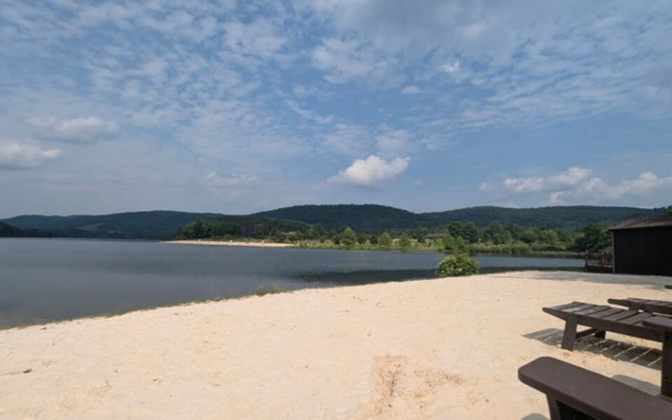 Maryland’s Mountain Lake Beach Wraps First-Time Visitors in Peaceful Views and Sandy Shoreline
