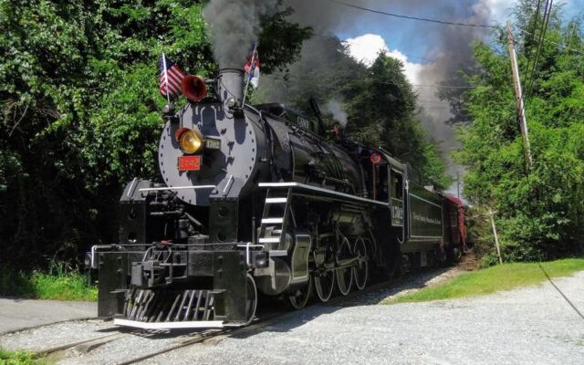 This North Carolina Steam Train Winds Through a Gorge You Cannot Reach by Car