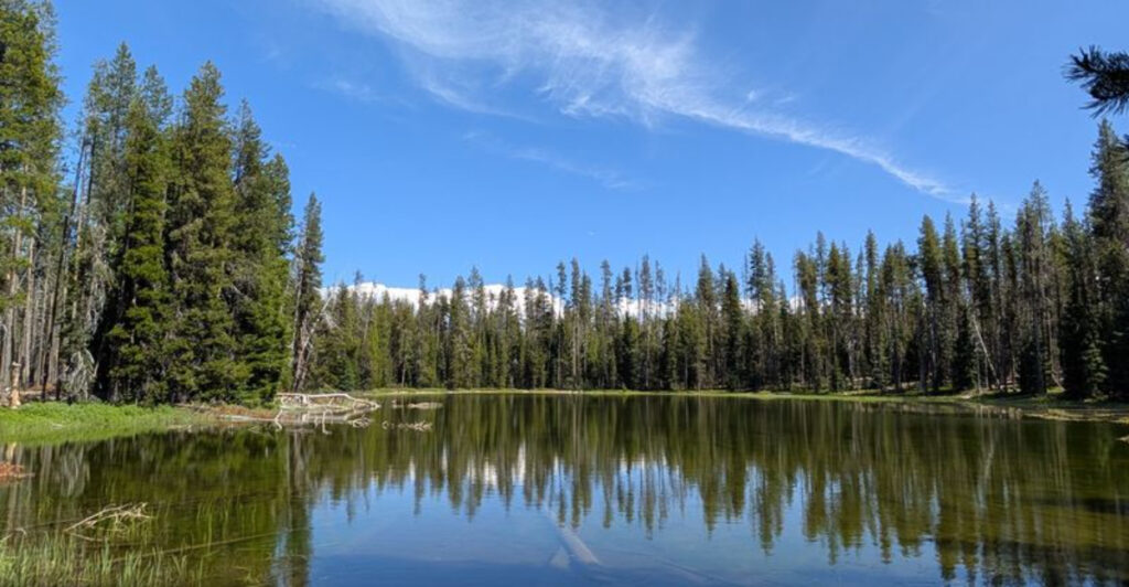 This Oregon Lake Has an Easy 11.5-Mile Trail With Two Volcanic Peaks in View