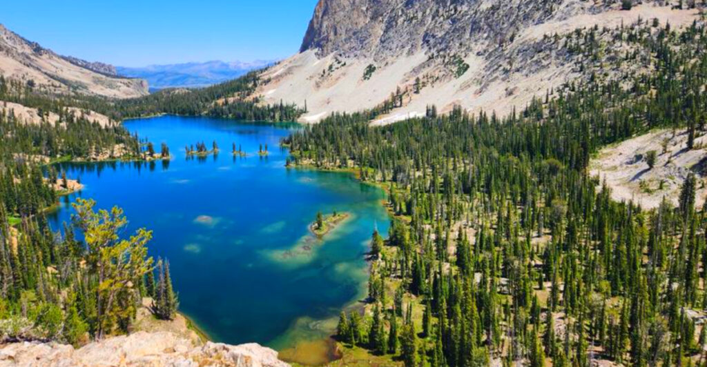 13 Stunning Idaho Lakes That Look Almost Too Beautiful to Be Real