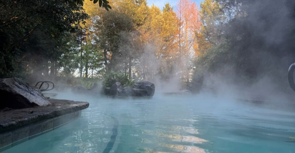 This Oregon Pool Lets Adults Soak, Sip, and Unwind Without Leaving the Water