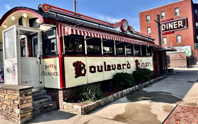 Locals Swear This Tiny Yellow Worcester Diner Has Served the Best Cheeseburger Since the 1930s