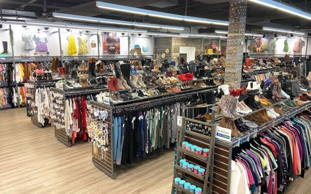 This Ohio Store Stacks Name-Brand Labels At Prices That Make Filling The Cart Feel Guilt-Free