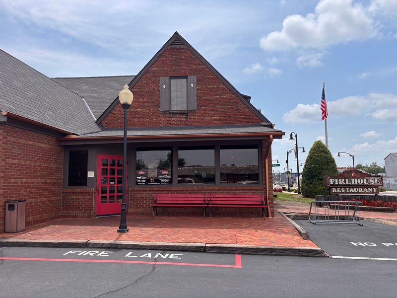 A Barbecue Landmark on West Walnut Street A Barbecue Landmark on West Walnut Street