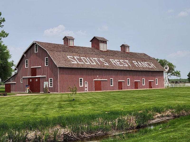 A Barn Big Enough to Announce Itself from a Mile Away A Barn Big Enough to Announce Itself from a Mile Away