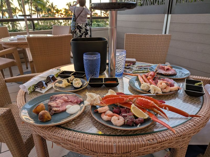 A Beachfront Buffet on Kalākaua Avenue A Beachfront Buffet on Kalākaua Avenue