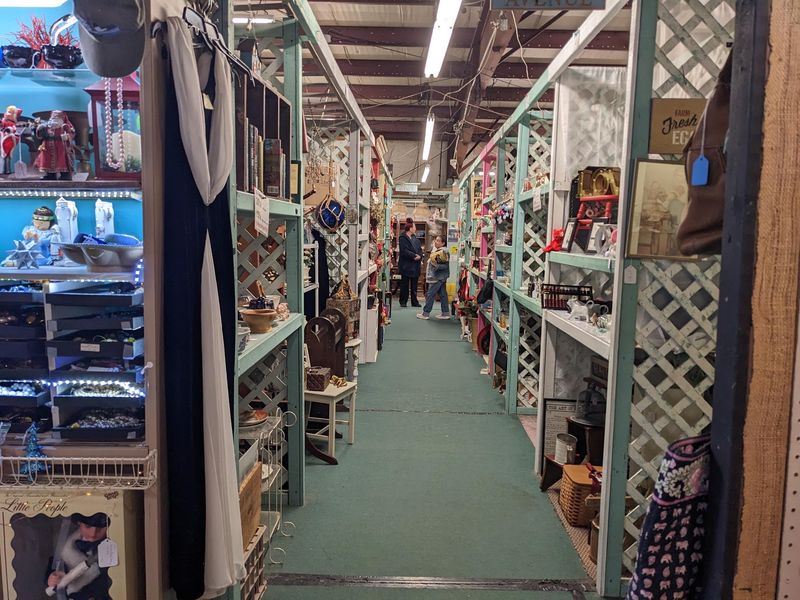 A Big Indoor Flea Market Feeling A Big Indoor Flea Market Feeling