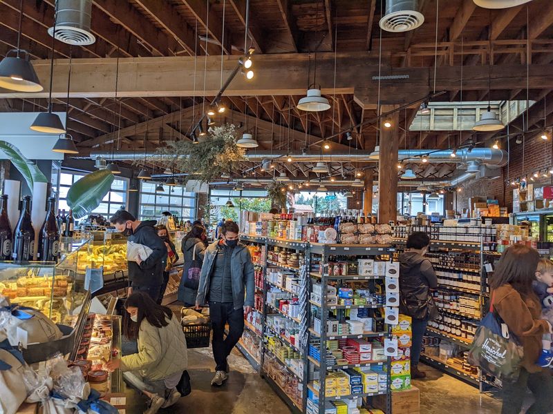 A Browsing Atmosphere That Rewards Lingering A Browsing Atmosphere That Rewards Lingering