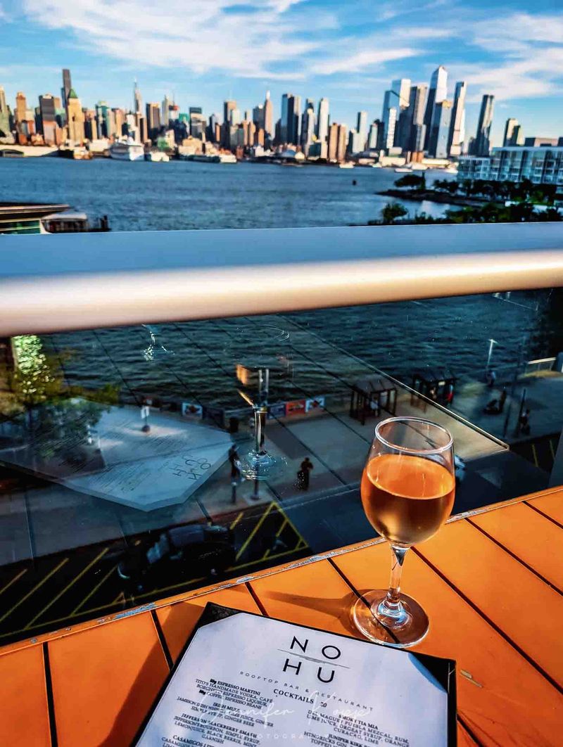 A Chic Sixth-Floor Setting Above The Waterfront A Chic Sixth-Floor Setting Above The Waterfront