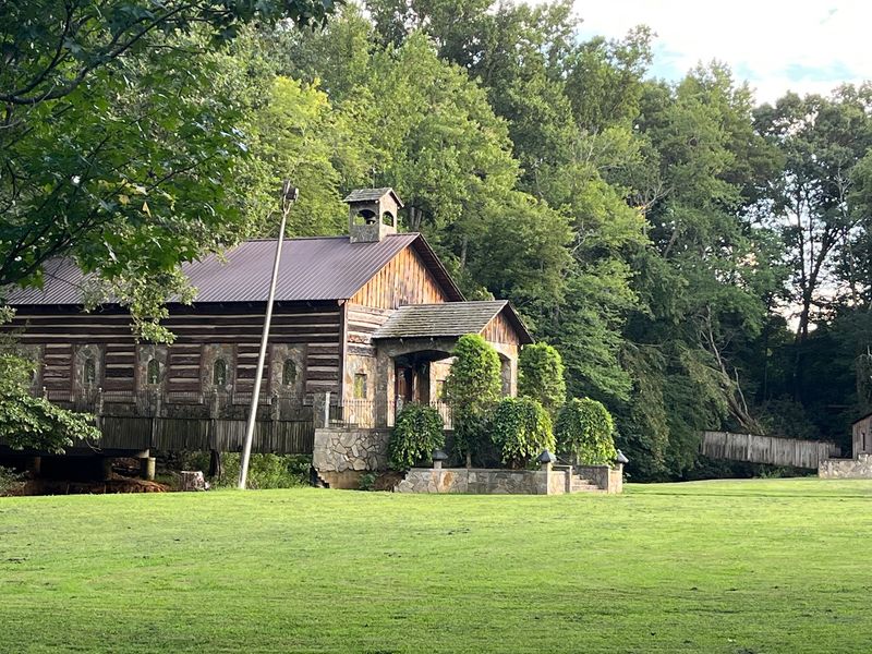 A Country Lodge Hiding in Surry County A Country Lodge Hiding in Surry County