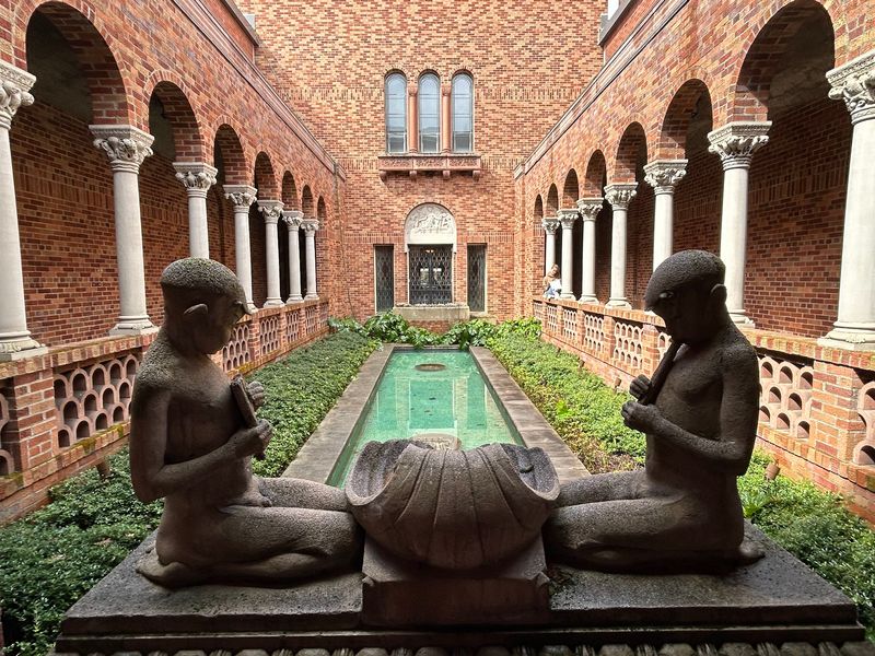 A Courtyard Made for Slowing Down A Courtyard Made for Slowing Down