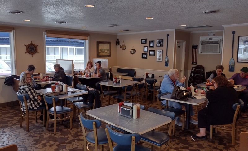 A Cozy, No-Frills Dining Room A Cozy, No-Frills Dining Room