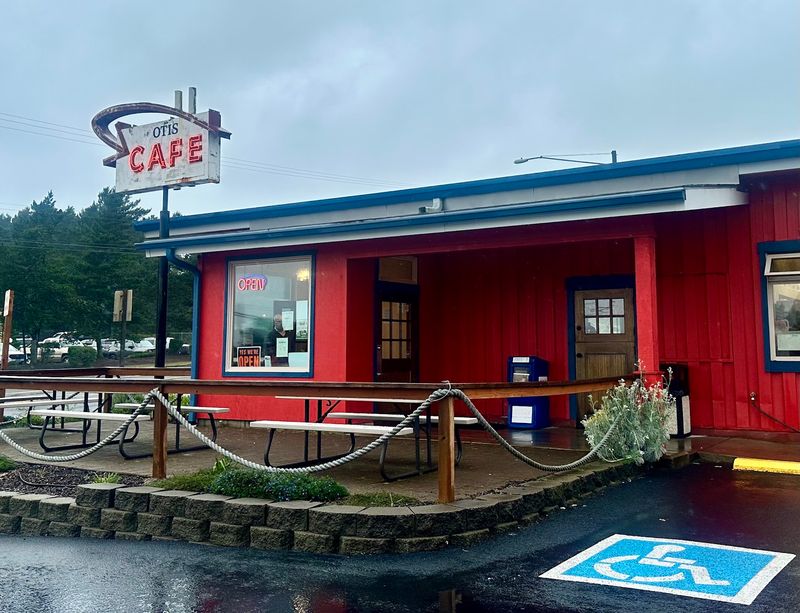A Highway 101 Breakfast Stop in Lincoln City A Highway 101 Breakfast Stop in Lincoln City