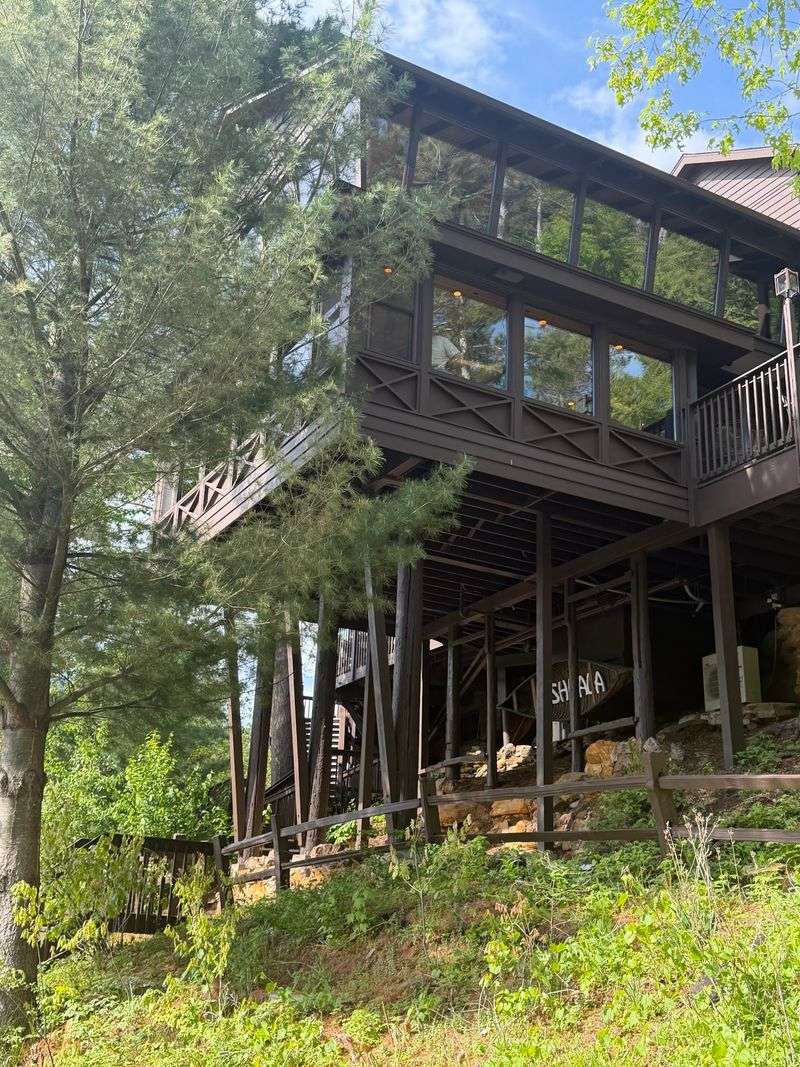 A Lodge on the Edge of Mirror Lake A Lodge on the Edge of Mirror Lake