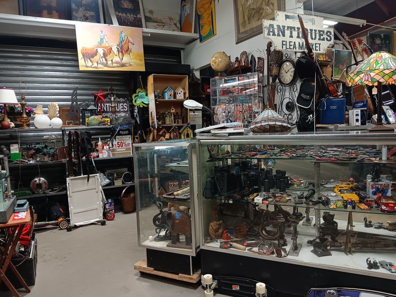 A Market With Old-School Flea Market DNA A Market With Old-School Flea Market DNA