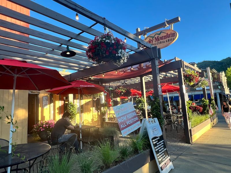 A Mountain Town Setting That Makes Every Meal Feel Like a Reward A Mountain Town Setting That Makes Every Meal Feel Like a Reward