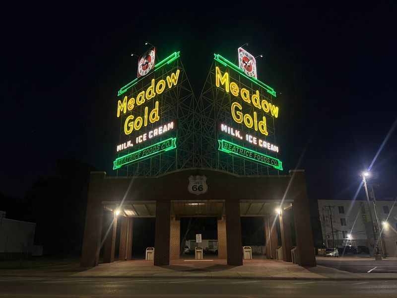 A Neon Icon Born in the 1930s A Neon Icon Born in the 1930s