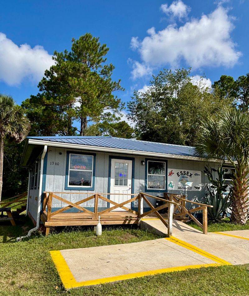A New England Seafood Shack on a Quiet Stretch of FL-40 A New England Seafood Shack on a Quiet Stretch of FL-40